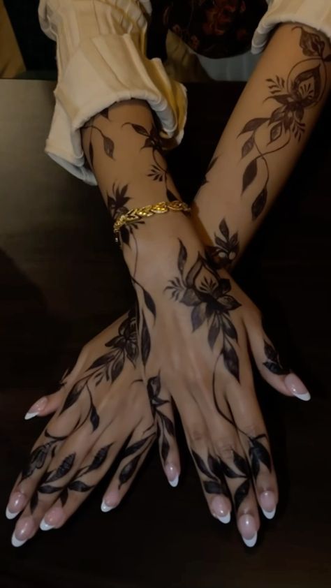 Henna Designs Pattern, Arabic Tattoo Sleeve, Black Henna Designs Arabic, West African Henna Designs, Henna Designs Sudanese, Henna Hairstyles, Henna On Dark Skin, Sudanese Henna Designs, Stylish Henna Designs