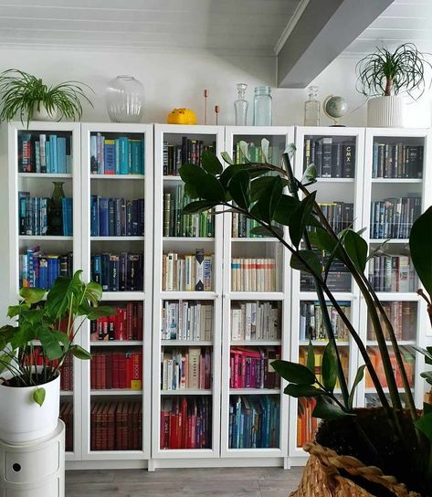 Martha Stewart Living Room, Future Decor, Bookshelf Makeover, Organize Books, Maximize Small Space, Bookshelf Organization, Warm Home Decor, Ways To Organize