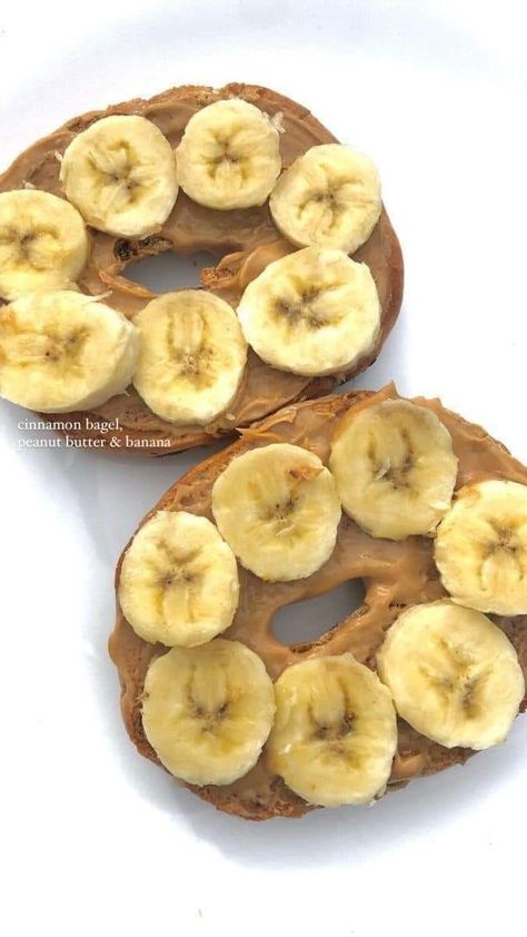 Peanut Butter Banana Bagel, Bagel With Peanut Butter, Bagel Snack Ideas, Healthy Bagel Breakfast, Healthy Breakfast Bagel, Bagel Peanut Butter, Peanut Butter Bagel, Bagel Aesthetics, Healthy Bagels