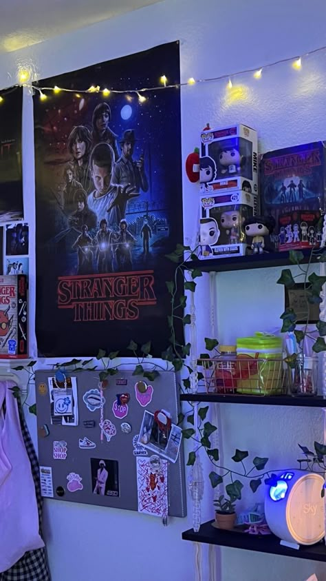 Stranger Things Display, Room Ideas Stranger Things, Stranger Things Bedroom Aesthetic, Bed Over Dresser, Stranger Things Inspired Room, Stranger Things Room Aesthetic, Stranger Things Themed Room, Stranger Things Room Decor Diy, Stranger Things Bedroom Ideas