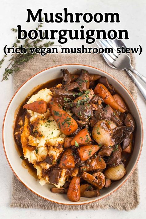 Mushroom Bourguignon, Vegetarian Stew, Vegan Stew, Tasty Vegetarian Recipes, Vegetarian Dinners, Idee Pasto Sano, Veg Recipes, Meatless Meals, Vegetarian Meals