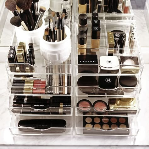 (paid link) Great Make up organization ideas to save your make-up organized and accessible. Guidelines for Make up shelf sparkle included too! Drawer Stack, Makeup Storage Drawers, Rangement Makeup, Makeup Storage Ideas, Make Up Kits, Acrylic Makeup Organizer, Makeup Organization Vanity, Makeup Drawer, Make Up Organiser