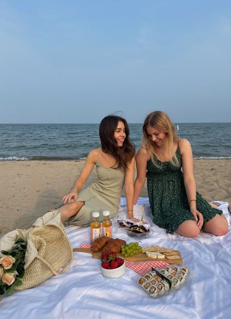 Cute Beach Picnic Date, Picnic At The Beach Photoshoot, Bestie Date Outfit, Beach Picnic Date Aesthetic, Beach Picnic Aesthetic Photoshoot, Summer Picnic Beach, Picnic On A Beach, Beach Picnic Pictures Poses, Beach Date Photoshoot