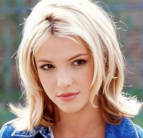 Short Blonde 90s Hair, Britney Spears Crossroads Hair, 2000s Haircuts Short, Short 2000s Hairstyles, Britney Spears Haircut, Britney Spears Short Hair, 90s Layers Haircut, 2000s Short Hair, Britney Spears Shaved Head