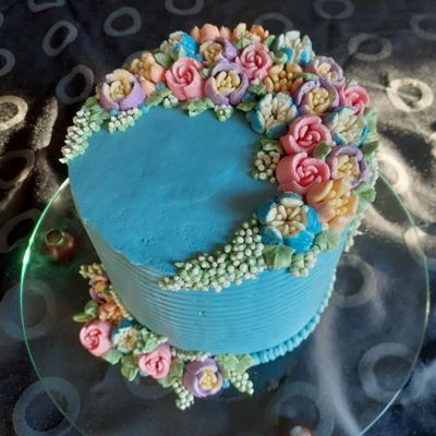 Flower cake russian piping tips Russian Piping Cake, Russian Tip Cake Ideas, Russian Piping Tips Cake Ideas, Russian Flowers Cake, Piped Flower Cake, Russian Piping Cake Ideas, Russian Piping Tips Cake, Russian Tips Cake, Russian Tips Cake Decorating