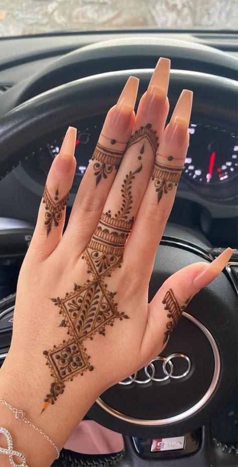 Minimal Henna Designs, Henna Designs 2023, Ramadan Henna Designs, Butterfly Henna Designs, Floral Henna Designs, Mandalas Henna Ideas, Henna Design Ideas Modern Minimalist Mehndi Designs, Henna Main Simple, Simple Bridal Henna, Simple Henna Designs Hand, Cute Henna Designs, Tattoo Designs Hand, Henna Designs Wrist, Mehndi Designs Fingers, Henna Nails