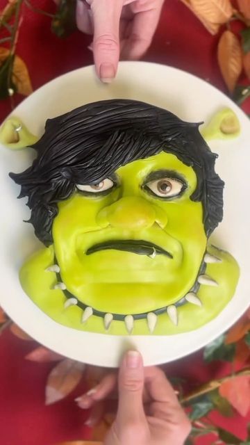 Shrek Wedding Cake, Shrek Bday Cake, Shrek Cupcakes, Shrek Food, Shrek Birthday Cake, Funny Cake Designs, Funny Cake Ideas, Shrek Birthday Party, Shrek Cake