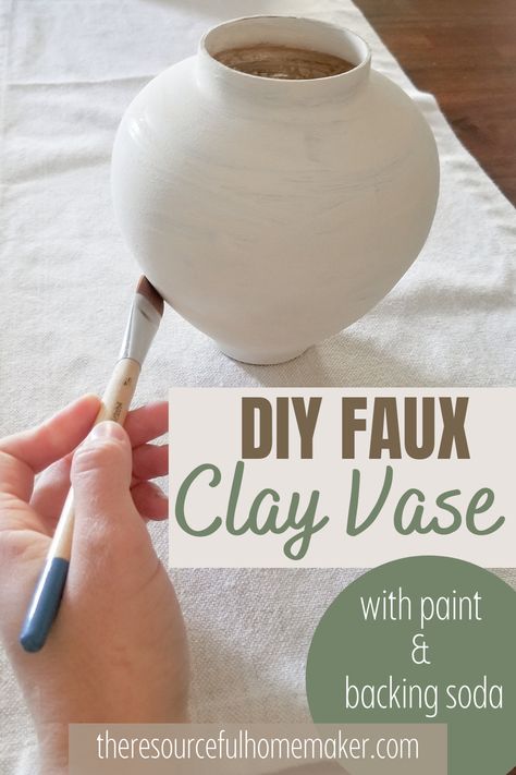 Upgrade the look of your home decor vases to a faux clay vase. Get the vintage pottery look without spending the money! Just by using paint and baking soda. Check out how! Diy Faux Clay Pot, Diy Vase Painting Baking Soda, Diy Faux Clay Vase, Baking Soda Pottery, Faux Pottery Paint, Faux Pottery Vase, Diy Baking Soda Paint, Diy Glass Vase Painting, Making Glass Vase Look Like Pottery