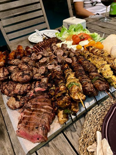 Spring Backyard Party, Pass Around Food, Kebab Platter, Barbecue Party Food, Christmas Lunch Menu, Steak Platter, Lunch Menu Ideas, Grill Platter, Meat Platters