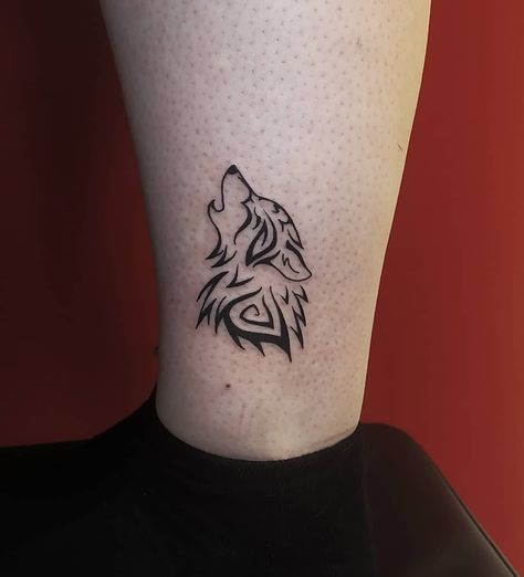 Cool Wolf Tattoos For Guys, His And Her Wolf Tattoos, Tattoo For Men On Arm Ideas, Wolf Tattoo Aesthetic, Small Wolf Tattoo Simple, Wolf Small Tattoo, Small Wolf Tattoo Men, Cool Tattoos For Guys With Meaning, Tatoos Wolf