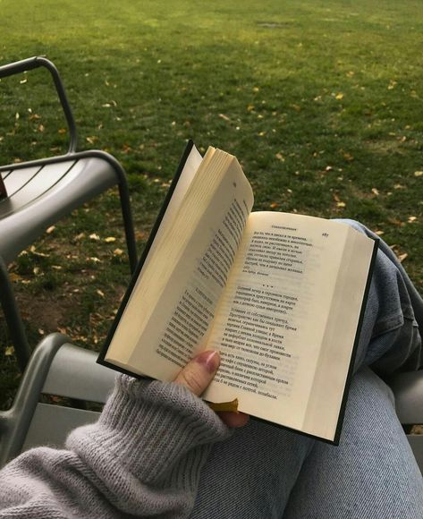 Fall Afternoon, Reading Motivation, Fall Reading, Reading Aesthetic, Book Study, Books Aesthetic, Girl Reading, Downtown Girl, Prayer Board