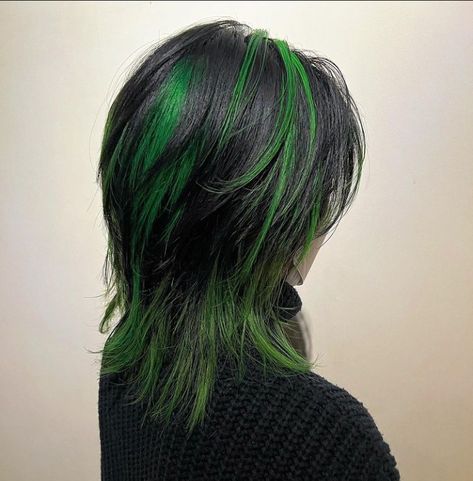 Black And Green Hair, Green Hair Dye, Hair Color Underneath, Goth Hair, Hair Streaks, Hair Inspiration Short, Makijaż Smokey Eye, Pretty Hair Color, Hair Stylies