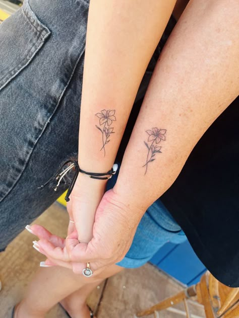 Mom And Daughter Tattoos Matching Flower, Flower Mom And Daughter Tattoos, Mother And Daughter Flower Tattoos, Mom Daughter Flower Tattoos, Matching Mother Daughter Tattoos Flowers, Maching Tattoos Mom, Matching Flower Tattoos Mother Daughters, Mom And Daughter Tattoos Flowers, Mom And Daughters Tattoo For 3