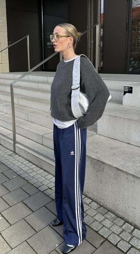 Adidas Striped Pants Outfit, Adidas Trackies Outfit, Adidas Trackpant Outfit Street Styles, Adidas Pants Aesthetic, Track Suit Pants Outfits, Jog Pants Outfit, Trackpant Outfit Street Style, Vintage Adidas Outfit, Navy Track Pants Outfits