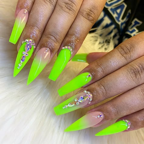 Lime green nails can be customized in multiple ways based on your preferences. You can choose a subtle light lime green color or go bold with vibrant hues. Click the article link for more photos and inspiration like this // Photo Credit: Instagram @nailsbyneenah // #glitterlimegreennails #greennails #limegreennailpolish #limegreennails #limegreennailsdesign #limegreennailsideas Summer Acrylic Nails Neon Green, Lime Green Nails With Rhinestones, Green Toe Nails, Blue Nail Polish Colors, Mixed Nails, Lime Nails, Lime Green Nails, Neon Green Nails, Light Lime Green