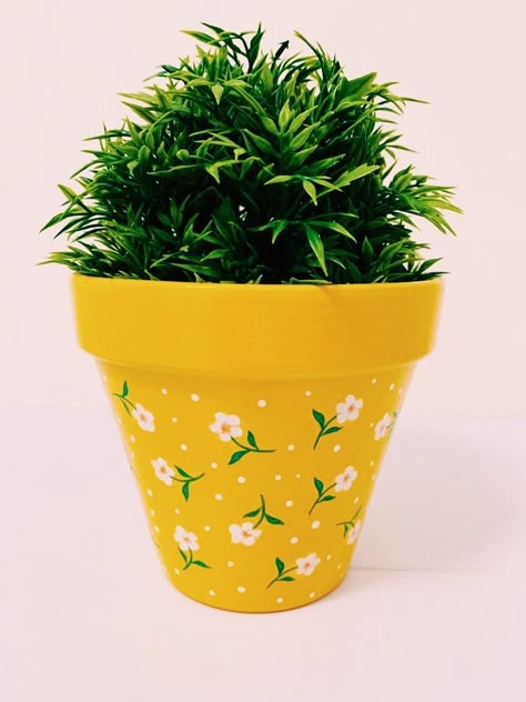 Flowerpot Designs, Small Pot Painting Ideas, Easy Flower Pot Painting Ideas, Terracotta Pottery, Pot Diy, Plant Pot Design, Flower Pot Art, Plant Pot Diy, Terracotta Flower Pots