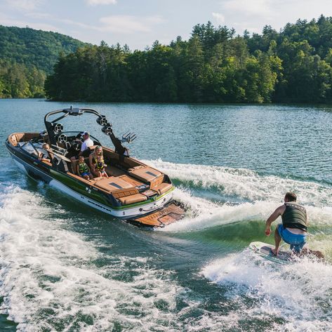 Malibu Boats Wakeboarding, Wake Board Boat, Surf Boat Aesthetic, Wake Boat Aesthetic, Pavati Wake Boat, Wakesurfing Aesthetic, Wakesurfing Boats, Malibu Wakesetter, Wake Boat