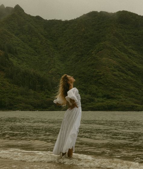 Please take this as official notice: We are implementing Seaside Saturdays in our household ~ because life’s a beach #TheRoofersGranddaughter ⠀⠀⠀⠀⠀⠀⠀⠀⠀ 📷: @estherscanon Free Woman Aesthetic, Bestie Photoshoot, Beach Post, Woman Photos, Calming Pictures, Film Shoot, Beach Photo Session, Grad Pictures, Water Shoot