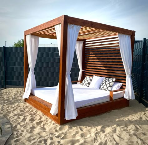 Diy Outdoor Bed Lounge, Day Bed Outdoor, Outside Bed, Diy Cabana, Outdoor Canopy Bed, Bed Outside, Pool Bed, Diy Daybed, Outdoor Cabana