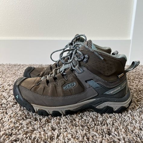 Keen hiking boots Shoes For Hiking For Women, Stylish Hiking Boots Women, Aesthetic Hiking Shoes, Hiking Shoes For Women Outfit, Hiking Shoes Aesthetic, Keen Hiking Boots Woman, Hiking Boots Aesthetic, Granola Girl Shoes, Trekking Shoes Women