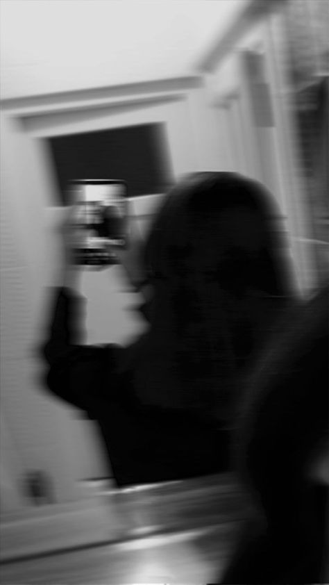 Blurry Mirror Selfie, Aesthetic Blurry Mirror Selfie, Blur Picture, Instagram Profile Pic, Cute Photo Poses, Blur Photography, Blurry Pictures, Instagram Profile Picture Ideas, Cute Images For Dp