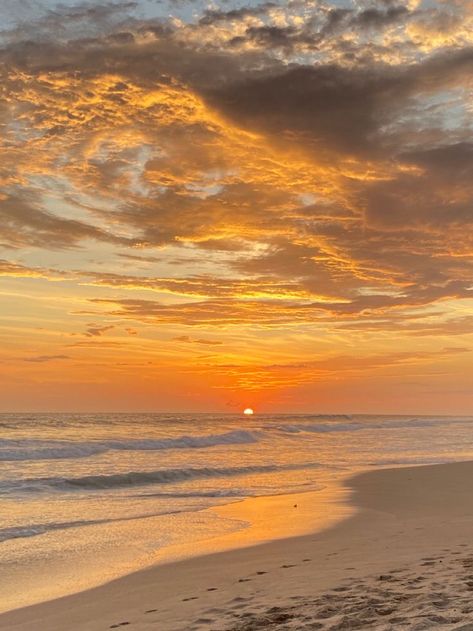 Sunset With Rainbow, Sun Set Aesthetic, Pretty Beach Sunset, Pretty Sunsets, Orange Sunrise, Pictures Of The Sun, Beach Sunset Wallpaper, Sunrise Pictures, Sky Pictures