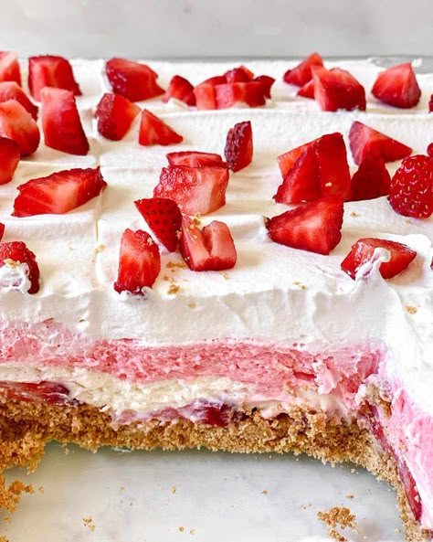 “Strawberry Delight” Is the No-Bake Dessert of Summer No Bake Strawberry Delight, Strawberry Cheesecake Lasagna, Cheesecake Lasagna, Strawberry Delight, Brunch Casserole, Strawberry Dessert Recipes, Recipes Fruit, Strawberry Dessert, Layered Desserts