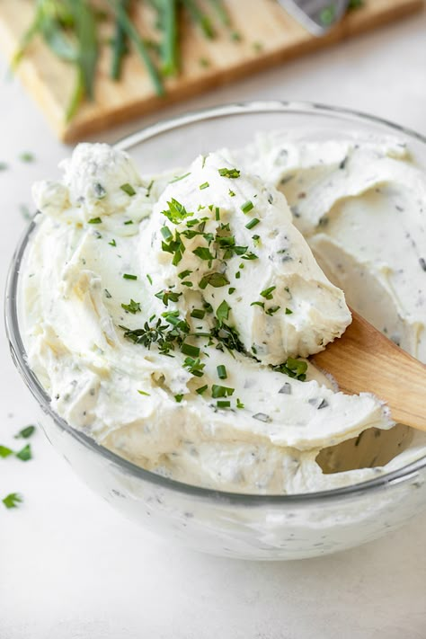 This whipped goat cheese has a rich and creamy texture, and is flavored with fines herbes such as chives, parsley, tarragon and thyme! | thecozyapron.com #whippedgoatcheese #whippedgoatcheesedip #whippedgoatcheesespread #whippedgoatcheeserecipes #whippedgoatcheeseappetizer Goat Cheese Dip Cold, Goat Cheese Whipped, Healthy Easy Lunches, Goat Cheese Dip Recipes, Toblerone Mousse, Goat Cheese Spread, Spring Feast, Cold Dip Recipes, Chic Food