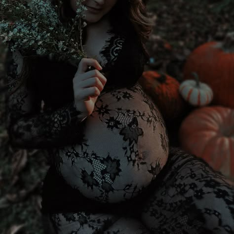 Spooky Season Maternity Shoot, Halloween Maternity Shoot Ideas, October Maternity Shoot Ideas, Maternity Shoot Halloween, Halloween Themed Maternity Shoot, Pumpkin Head Maternity Shoot, Halloween Maturity Shoot, Witchy Maternity Outfits, Spooky Maternity Photoshoot