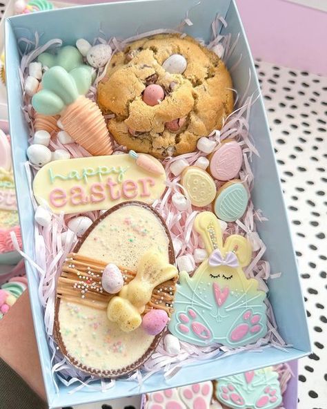 Wish Upon a Cupcake on Instagram: "🥕🐣🌸 EASTER 2023 🌸🐣🥕 . First up in this years Easter range we have these 3 options (cupcakes and bentos will be released over the next 2 days): . . 🐣 CHEESECAKE TREAT BOX - contains 1 x kinder cheesecake egg, 2 x Belgian chocolate brownie filled carrot gems, 2 x large marshmallow iced biscuits, 3 mini marshmallow iced biscuits and a large mini egg NYC cookie - £24 . . 🐣 LUXURY BISCUIT BOX - contains 6 large hand decorated marshmallow iced biscuits in the Easter Bento Cake, Easter Mini Cakes, Easter Biscuits Decorated, Easter Box Ideas, Easter Dessert Boxes, Easter Cookies Ideas, Easter Treat Box Ideas, Easter Mini Egg Cookies, Easter Cookie Packaging