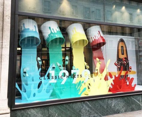 This window display is an example of repetition as it consists of four of the same paint cans pouring over the same pair of shoes, with only the color of the paint changing. This use of repetition makes the shoes more emphatic and more important. It also leads the viewer's eye and creates a sense of motion. Display Visual Merchandising, معرض فني, Decoration Vitrine, Store Window Displays, Design Café, Interior Vintage, Retail Windows, Store Windows, Store Window