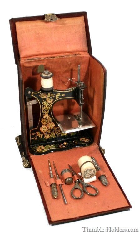 Toy Sewing Machines, Old Sewing Machine, Vintage Sewing Notions, Toy Sewing, Old Sewing Machines, Work Boxes, Sewing Kits, Sewing Things, Antique Sewing Machines