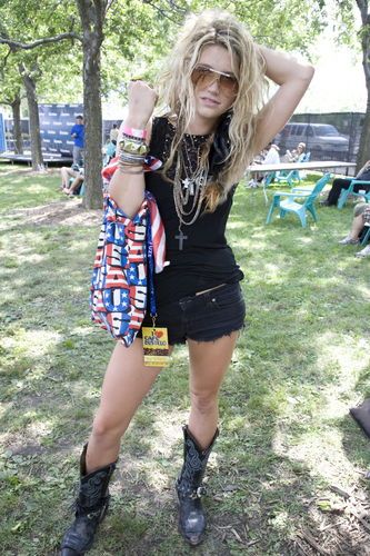 Kesha Tattoo, Kesha Costume, Kesha Outfits, Kesha Concert, Tattoo Lyrics, 2010 Outfits, Hand Tattoo Ideas, Outfits Concert, Outfits 2000s