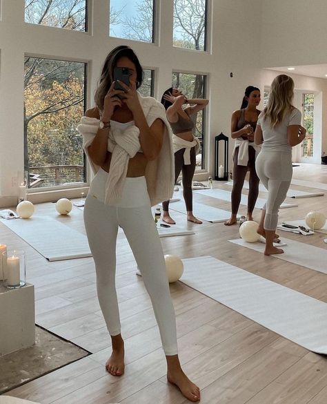 White Yoga Outfit, Pilates Class Outfit, White Yoga Pants Outfit, Pilates Aesthetic Outfits, Yoga Outfit Aesthetic, Princess Outfit Ideas, Pilates Princess Outfit, Home Pilates Studio, Yoga For Flat Belly