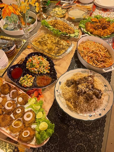 Dinner Ideas Pakistani, Aftari Dishes Pic Snapchat, Pakistani Dinner Ideas, Pakistani Dawat Table, Pakistani Dinner Table, Dawat Menu Ideas Pakistani, Aftari Dishes Pic, Desi Dinner, Pakistani Dinner