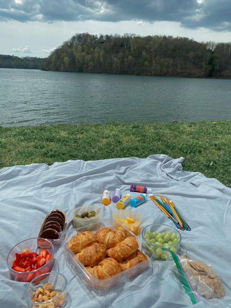 Morning Picnic Breakfast, Trunk Picnic, Sunrise Picnic, Sunrise Breakfast, 18th Party, Picnic Date Food, Senior Sunrise, Picnic Inspiration, Picnic Ideas