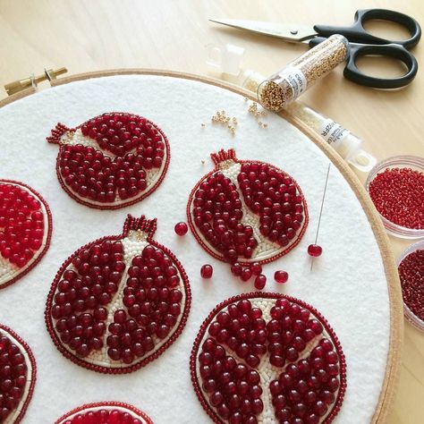 Mamá Dora Sewing Embroidery Designs, 자수 디자인, Hand Embroidery Art, Embroidery Jewelry, Garnet Stone, Embroidery Hoop Art, Embroidery Craft, Hand Embroidery Patterns, Embroidery Inspiration