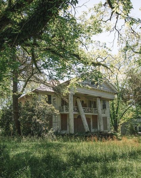 Old Abandoned Mansions, Beautiful Traditional Homes, Abonded Houses, Rundown House Interior, Scary Abandoned Places, Abandoned Homes, Old House In The Woods, Abandoned Garden, Abandoned Houses Interior