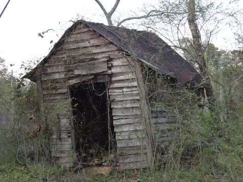 Shack Shack Aesthetic, Run Down House, Warehouses Exterior, Swamp Shack, Old Shack, Goose House, Womens Ministry Events, Abandoned Warehouse, Creepy Houses