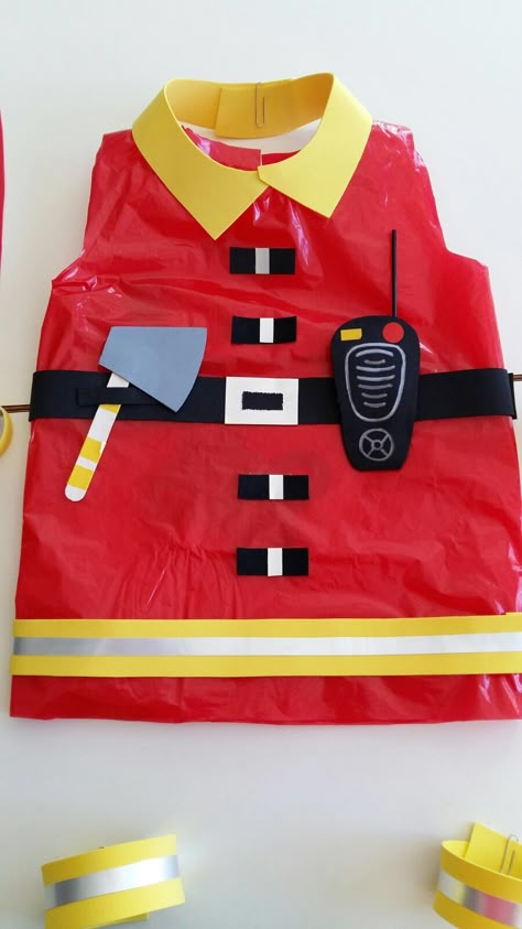 Firefighter Helmet Craft, Diy Fireman Costumes, Fireman Crafts, Community Helpers Preschool Crafts, Fireman Costume, Firefighter Crafts, Fire Crafts, Firefighter Costume, Diy Costumes Kids