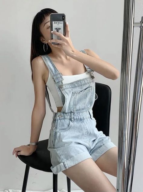 Jumper Outfit Denim Dress, Dungarees Skirt Outfit, Korean Jumper Outfit, Jumper Shorts Outfit Denim, Jumper Skirt Outfit Denim, Jumper Outfit Denim Short, Dungaree Shorts Outfit, Short Dungarees Outfit, Short Jumper Outfit