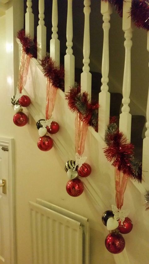 #christmasdecor #holidaydecor #festivehome #christmasdiy #holidayinspiration #creativeholiday #christmasdecorations #homedecorideas Christmas Indoor Staircase Decor, Christmas Decorating Staircase, Stair Rail Christmas Decor, Christmas Sleigh Decorations, Creative Christmas Decorations, Christmas Banister, Christmas Stairs Decorations, Christmas Staircase Decor, Christmas Stairs