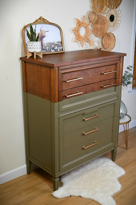 Refinished Dresser Diy, Chest Of Drawers Makeover, Furniture Makeover Inspiration, Vintage Furniture Makeover, Modern Chest Of Drawers, Upcycle Decor, Diy Dresser, Diy Furniture Renovation, Champagne Bronze