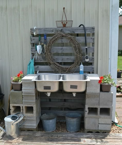 Diy Outdoor Sink, Outdoor Sink Ideas, Outdoor Garden Sink, Cinder Block Ideas, Diy Pool Ideas, Outside Sink, Potting Station, Outdoor Kitchen Sink, Outdoor Sink