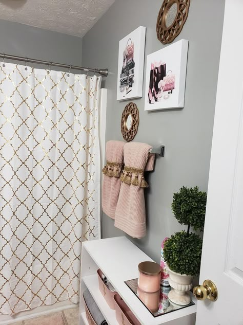 Tan And Pink Bathroom, Bathroom Girly Decor Ideas, Small Glam Bathrooms, Small Glam Bathroom Decor Ideas, Apartment Bathroom Decor Ideas Glam, Pink And Gold Bathroom Ideas, Dorm Ideas Aesthetic, Dorm Bathroom Organization, Baddie Bathroom Ideas