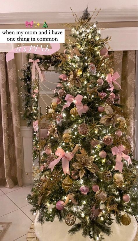 Pink Tree Decorations Decorating Ideas, Pink Aesthetic Christmas Tree, Love Shack Fancy Christmas Tree, Pink Decorated Christmas Tree, Coquette Christmas Tree, Pinkmas Tree, Christmas Tree Ideas Aesthetic, Pink Xmas Decorations, Pink Tree Decorations