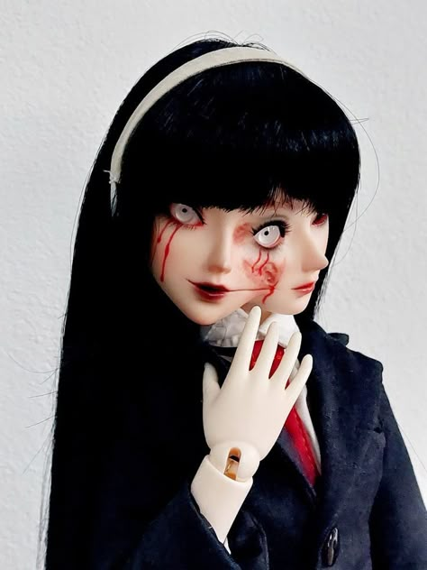 Tomie ball jointed doll Kawakami Tomie, Junji Ito Tomie, Tomie Kawakami, Monster Ghost, Cute Figurines, Profile Pic Ideas, Ghost Witch, Doll Plushies, Japanese Horror