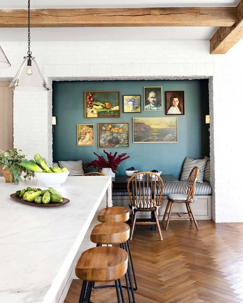 THROWBACK TREND THURSDAY: ACCENT WALLS MIGHT BE �COOL� AGAIN (& HERE�S HOW TO DO IT RIGHT) | Emily Henderson #accentwall #paintcolors #interiors Interior Minimalista, Kitchen Nook, Room Deco, Dining Nook, Style At Home, Blue Walls, Breakfast Nook, Casas De Ensueño, Banquette