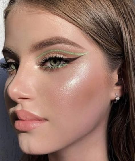 Mekap Mata, Green Eyeliner, Rhinestone Makeup, Euphoria Makeup, Smink Inspiration, Eye Makeup Pictures, Green Makeup, Makijaż Smokey Eye, Eye Makeup Designs