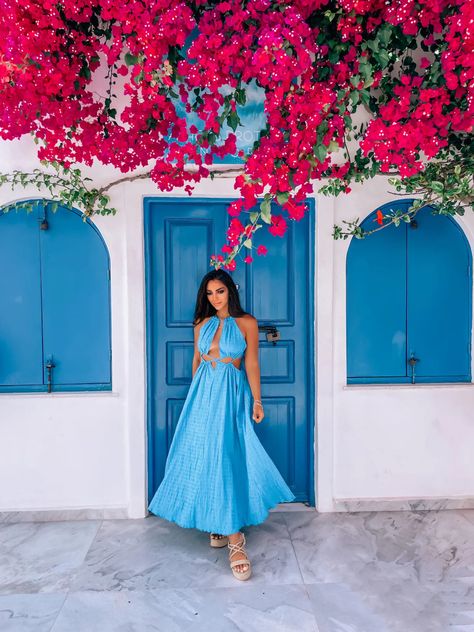 Santorini Photoshoot Ideas, Santorini Greece Photoshoot, Poses In Greece, Greece Photoshoot Ideas, Mykonos Photoshoot, Mykonos Photo Ideas, Santorini Photo Ideas, Greek Photoshoot, Santorini Greece Outfits